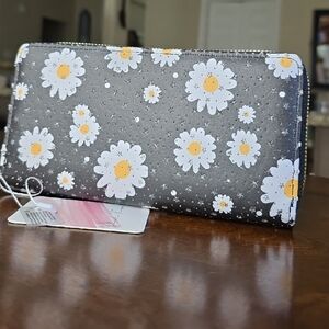 Floral Wallet with Daisy Print